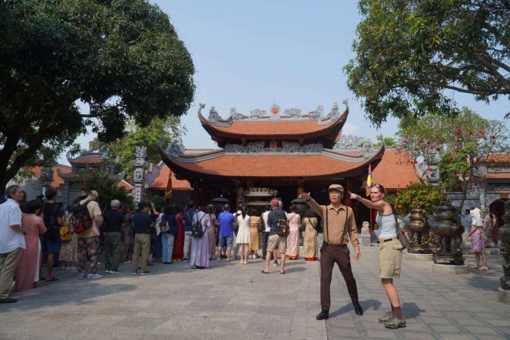 Lễ hội Đền Đô 2026 mang đến trải nghiệm mới khi du khách có thể đi tàu “5 cửa ô” từ Hà Nội về Từ Sơn (Bắc Ninh) dự hội từ ngày 30/4 đến 2/5. Ảnh: Khương Lực