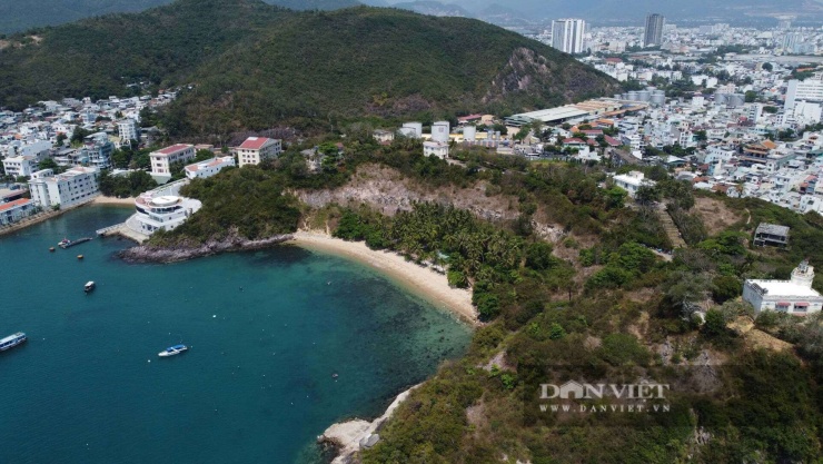 Biệt thự Cầu Đá (Lầu Bảo Đại) ở Nha Trang, Khánh Hòa đã mở cửa trở lại ngày 25/4.&nbsp;Khu di tích biệt thự Cầu Đá (di tích lầu Bảo Đại) nằm trên núi Cảnh Long (phường Nha Trang), gồm 5 căn biệt thự mang tên Nghinh Phong (Xương Rồng), Vọng Nguyệt (Hoa Sứ), Hoa Giấy, Phượng Vỹ và Cây Bàng, được người Pháp xây dựng từ năm 1923. Ảnh: C.T