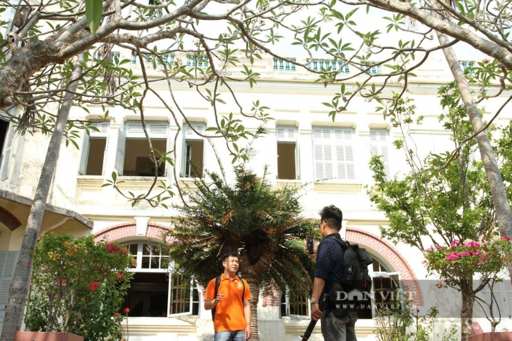 Du khách cùng người dân địa phương mang theo máy ảnh và các dụng cụ, thiết bị để ghi lại khoảnh khắc tại Lầu Bảo Đại. Ghi nhận của PV Dân Việt, không gian lầu Bảo Đại vẫn giữ được vẻ cổ kính với những căn biệt thự mang kiến trúc Pháp nằm giữa nhiều cây xanh lâu năm. Ảnh: C.T