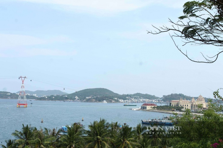 Phía trên Lầu Bảo Đại có thể nhìn xung quanh Nha Trang và một số khu du lịch nổi tiếng trên biển ở Khánh Hòa. Ảnh: C.T