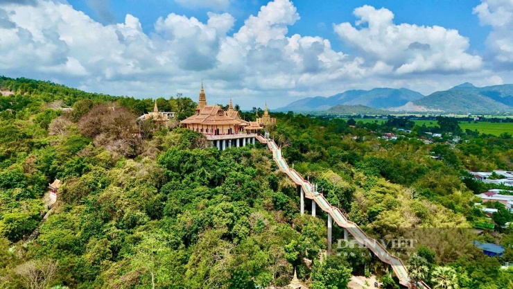 Chùa Tà Pạ tọa lạc trên đỉnh núi cùng tên tại xã Tri Tôn, tỉnh An Giang.
