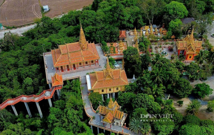 Điểm độc đáo "có một không hai" chính là hệ thống cột trụ khổng lồ nâng đỡ toàn bộ cấu trúc, tạo cảm giác ngôi chùa đang bay bổng trên không trung, tách biệt khỏi sự ồn ào của trần thế.