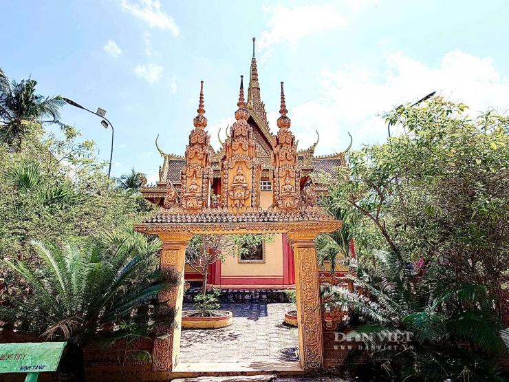 Cổng vào chánh điện chùa.