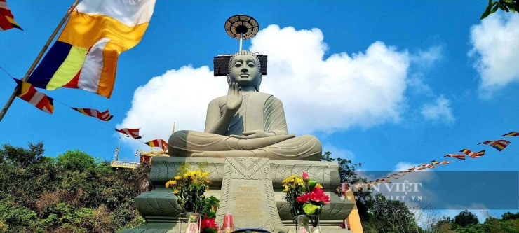 Tượng Phật trang nghiêm bên trong Chùa Tà Pạ, nơi thu hút đông đảo phật tử và du khách đến chiêm bái.