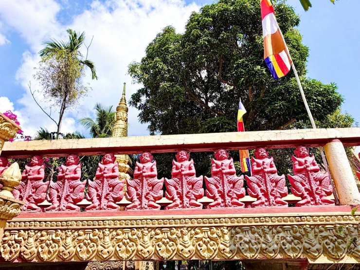 Mỗi bức tường, cột trụ tại chùa Tà Pạ là một tác phẩm nghệ thuật với những phù điêu tinh xảo, tái hiện sống động cuộc đời Đức Phật và những điển tích văn hóa Khmer đặc sắc.