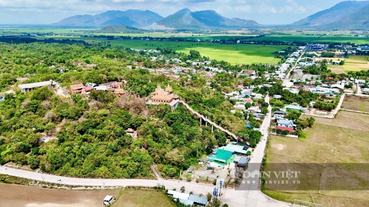 Trải qua 4 lần trùng tu từ năm 1999, chùa Tà Pạ ngày nay không chỉ là điểm đến du lịch mà còn là chốn đi về tĩnh lặng, nơi con người tìm thấy sự thư thái trong tâm hồn.