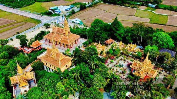 Từ "đài quan sát" tâm linh này, toàn cảnh huyện Tri Tôn thu trọn vào tầm mắt. Những ô ruộng Tà Pạ rực rỡ sắc màu đan xen cùng hàng thốt nốt đặc trưng tạo nên một bức họa đồng quê trù phú.