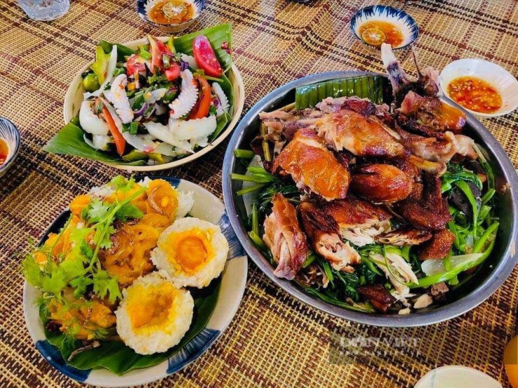 Hành trình khám phá Tà Pạ sẽ thêm trọn vẹn khi thưởng thức những món ngon nức tiếng của vùng đất Tri Tôn như gà đốt Ô Thum hay gỏi đu đủ đâm, bánh bò thốt nốt, bánh kà tum... đậm đà hương vị bản địa.