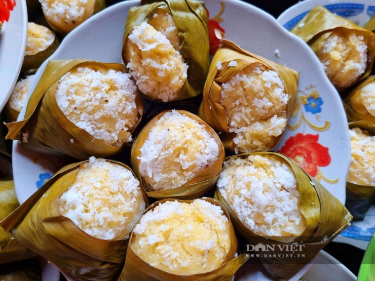 Bánh bò thốt nốt - đặc sản nổi tiếng của An Giang, nổi bật với màu vàng nâu đặc trưng, vị ngọt thanh từ đường thốt nốt nguyên chất, mùi thơm béo của nước cốt dừa và kết cấu xốp mềm, rễ tre.