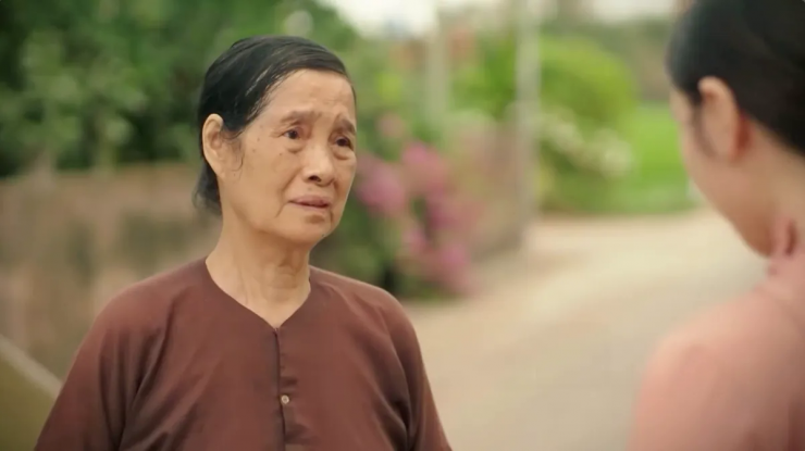 Thương về quê cầu cứu bà ngoại, nhưng số tiền mà bà vay mượn được không được nhiều. Ảnh VTV