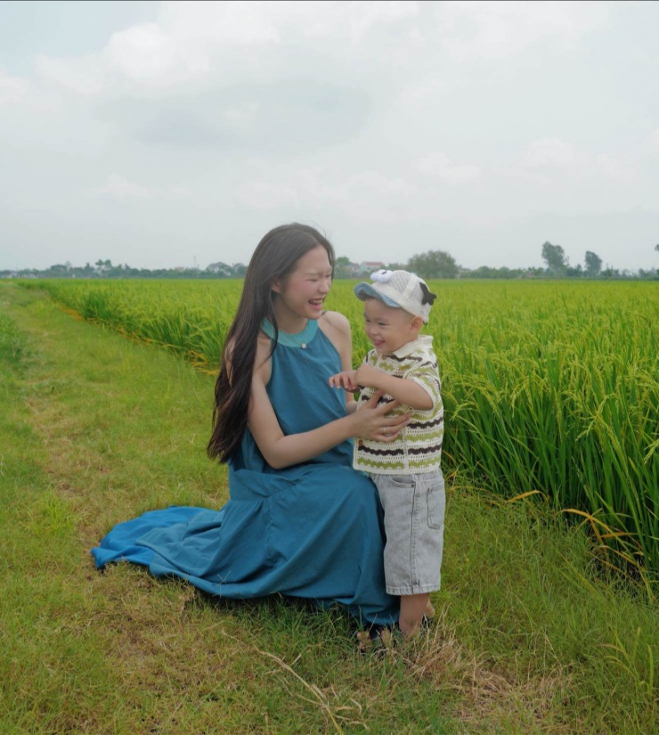 Doãn Hải My khoe hình ảnh chụp cùng con trai ở quê lúa nhà chồng.