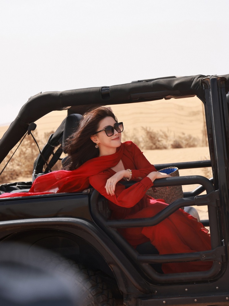 Chu Châu khi làm người mẫu ảnh. Video: Vogue