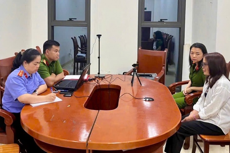 Cơ quan Cảnh sát điều tra Công an tỉnh Phú Thọ tiến hành lấy lời khai ban đầu đối với đối tượng Hà Thị Ban sau khi bị bắt giữ.