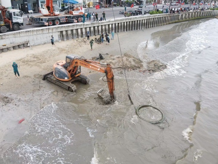 Phát hiện súng AR15, đạn pháo khi trục vớt xe tăng ở biển Quy Nhơn - 4