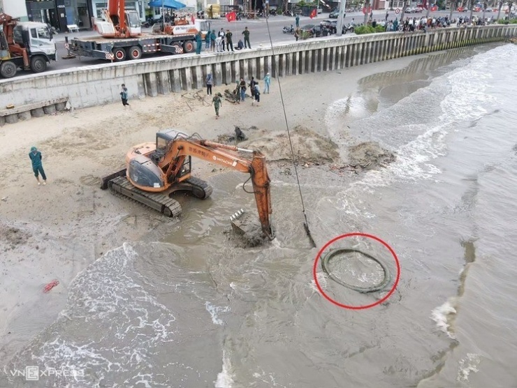 Phát hiện súng AR15, đạn pháo khi trục vớt xe tăng ở biển Quy Nhơn - 1