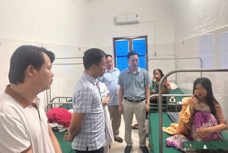 Ông Nguyễn Văn Thương, Phó Giám đốc Sở Y tế thăm hỏi các bệnh nhân trong vụ ngộ độc.