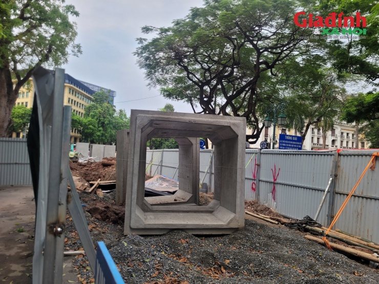 Trong những ngày nghỉ lễ, tranh thủ thời gian ít phương tiện qua lại, đơn vị thi công đẩy nhanh tiến độ. Từng đoạn cống được lắp đặt theo phương thức cuốn chiếu, hoàn thiện đến đâu hoàn trả mặt đường tạm đến đó nhằm giảm ảnh hưởng đến sinh hoạt của người dân.