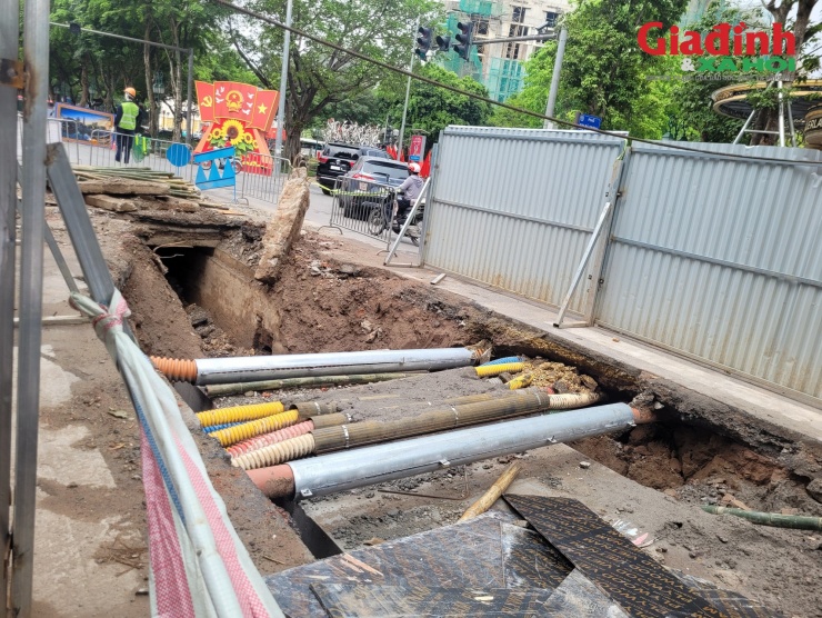 Bên trong, các hố đào sâu lộ rõ hệ thống cống hộp kích thước lớn đang dần hình thành.