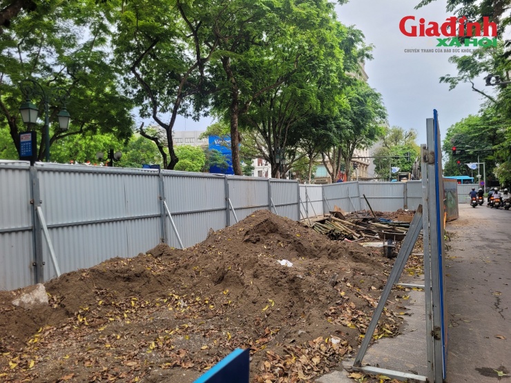 Cận cảnh công trường thi công dự án xây dựng cống thoát nước mới tại khu vực phố Phan Chu Trinh.