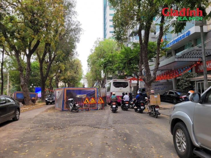 Tại công trình xây dựng hệ thống thoát nước trên các phố Quang Trung, Quán Sứ và một số tuyến lân cận, không khí thi công cũng diễn ra khẩn trương.