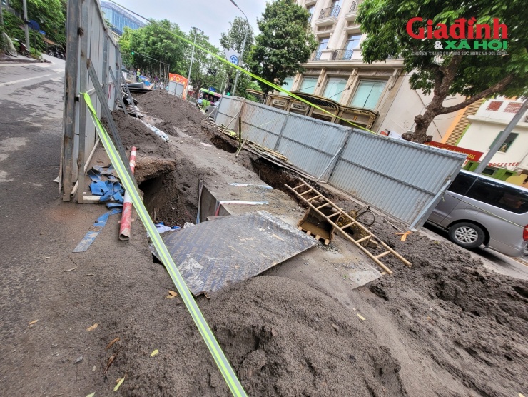 Trước đó, để đảm bảo thi công, Sở Xây dựng Hà Nội yêu cầu đơn vị thi công lắp đặt đầy đủ hệ thống biển báo công trường, biển cảnh báo từ xa, đèn chiếu sáng ban đêm và bố trí lực lượng hướng dẫn giao thông 24/24 giờ tại khu vực thi công. Đồng thời, phối hợp chặt chẽ với lực lượng Cảnh sát giao thông và chính quyền địa phương để tổ chức phân luồng, điều tiết giao thông, hạn chế tối đa tình trạng ùn tắc.