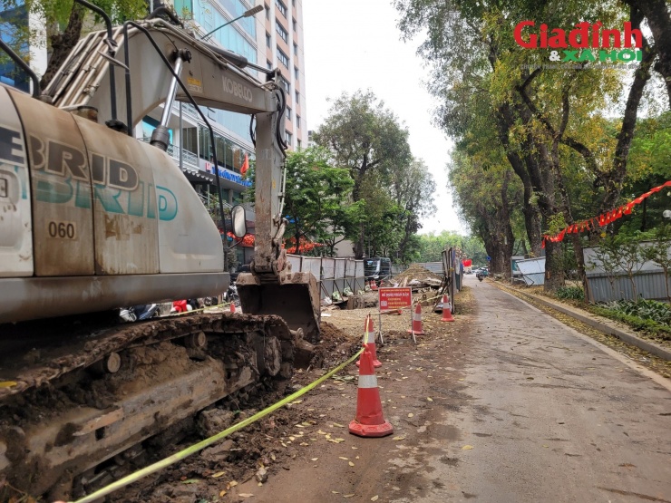 Để phục vụ thi công, trên tuyến phố Trần Nhân Tông sẽ tổ chức rào chắn cố định theo từng phân đoạn dài khoảng 28 – 30m, bề rộng đào đường 3,8m nhằm thi công tuyến cống hộp kích thước 2x2m. Phần mặt đường còn lại khoảng 9m được bố trí cho các phương tiện lưu thông hai chiều qua khu vực thi công. Việc thi công được thực hiện theo từng phân đoạn, sau khi hoàn trả mặt đường mới tiếp tục triển khai các đoạn tiếp theo nhằm bảo đảm an toàn giao thông.