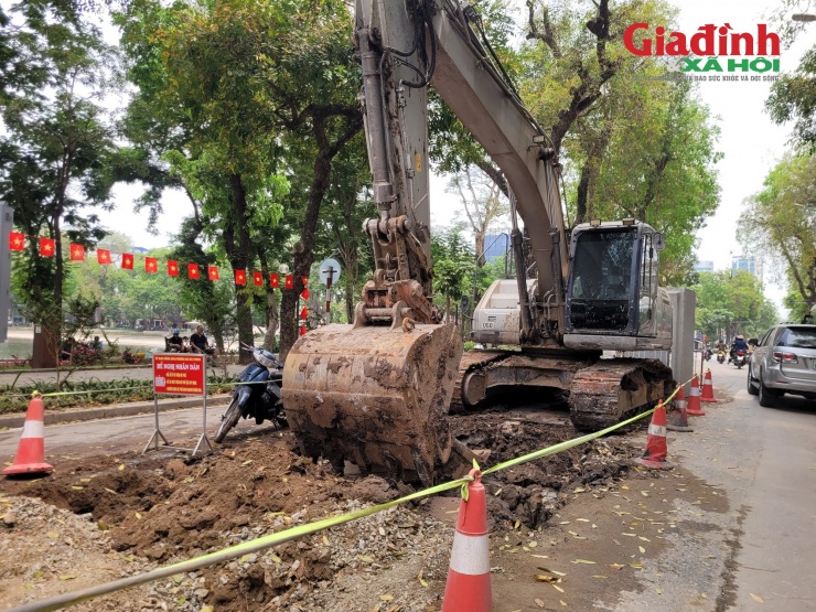 Trên phố Quang Trung, rào chắn cố định sẽ được bố trí theo từng đoạn dài từ 30m đến 50m ở khu vực giữa tim đường, từ nút giao Quang Trung - Trần Nhân Tông đến nút giao Quang Trung - Tràng Thi. Phần mặt đường còn lại hai bên rào chắn rộng khoảng 3,2 - 3,8m để các phương tiện lưu thông cục bộ.