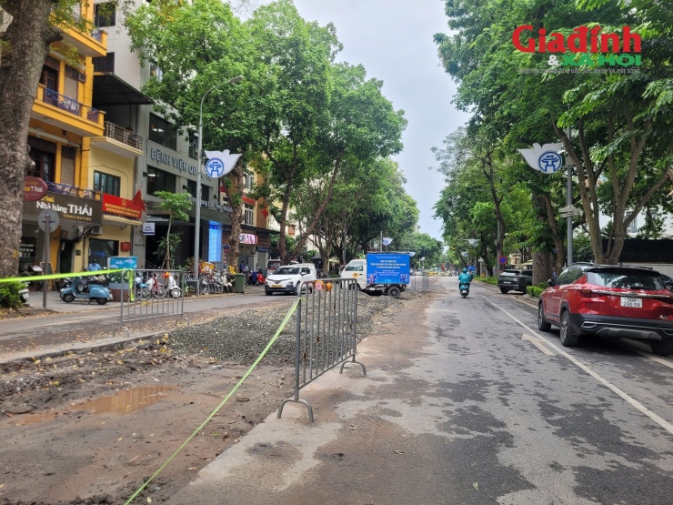 Các phương tiện trên các tuyến đường giao cắt được tổ chức rẽ phải liên tục; đồng thời bố trí các biển cấm quay đầu trên phố Quang Trung nhằm hạn chế ùn tắc giao thông. Các phương tiện cũng được hướng dẫn phân luồng từ xa qua các tuyến như Trần Quốc Toản, Trần Bình Trọng, Dã Tượng, Bà Triệu, Hai Bà Trưng và Lý Thường Kiệt.