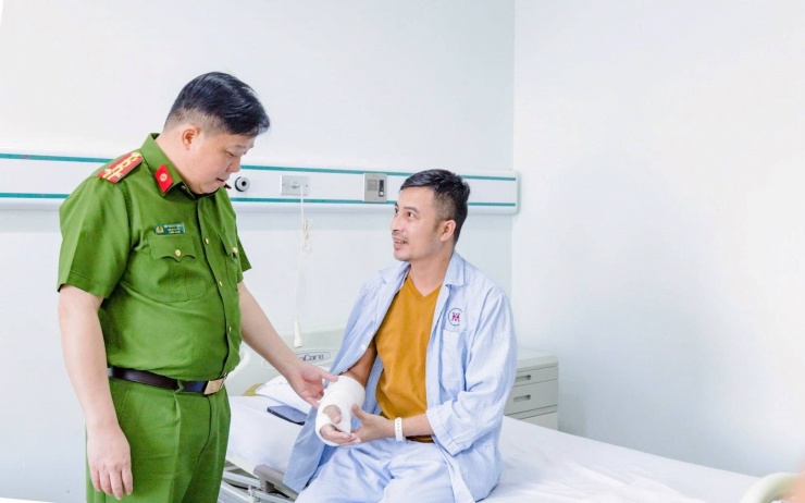 Lãnh đạo Công an TP Hải Phòng thăm hỏi cán bộ Công an phường Lê Chân.