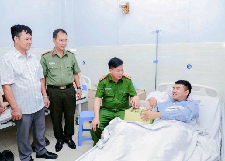 Đại tá Bùi Trung Thành, Phó Giám đốc Công an TP Hải Phòng thăm hỏi chiến sĩ Công an phường Lê Ích Mộc.