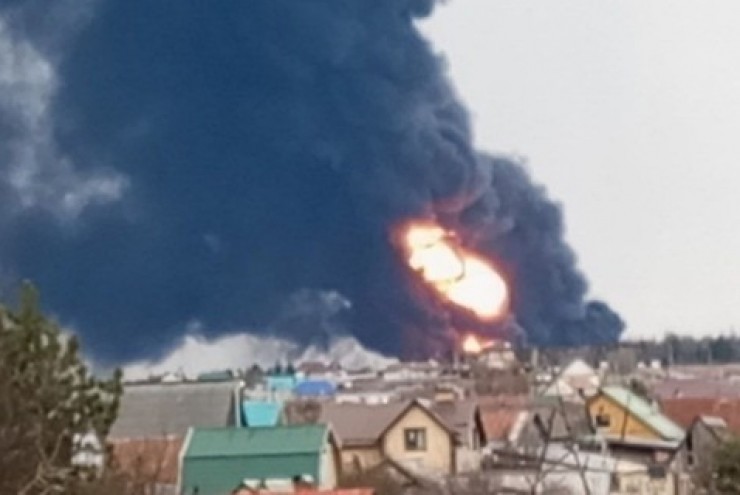 Ukraine đánh sâu vào lãnh thổ Nga, một cơ sở dầu bốc cháy