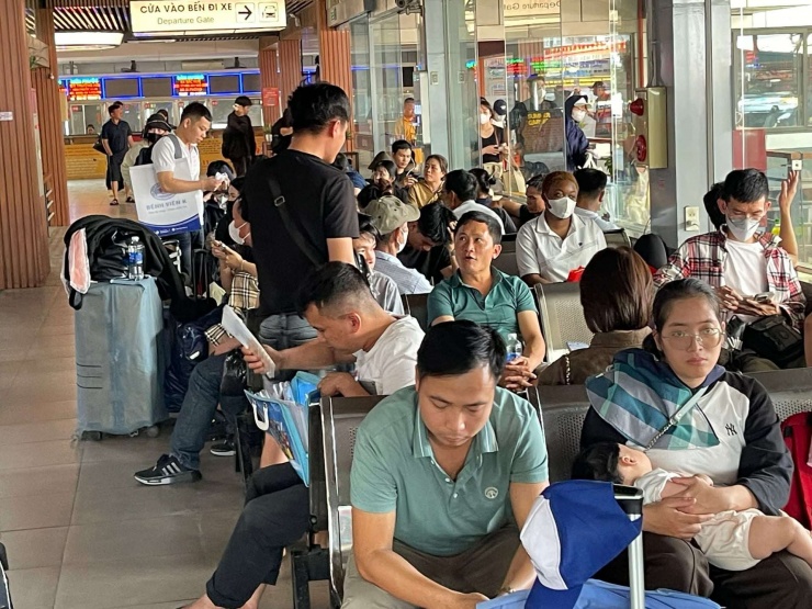 Hành khách chờ đợi tại nhà chờ bến xe Nước Ngầm.