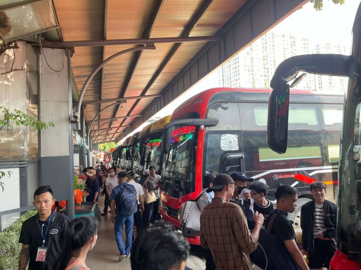 Hành khách đổ dồn về bến xe Nước Ngầm mỗi lúc một đông hơn để đón xe khách về quê nghỉ lễ 30/4 - 1/5.