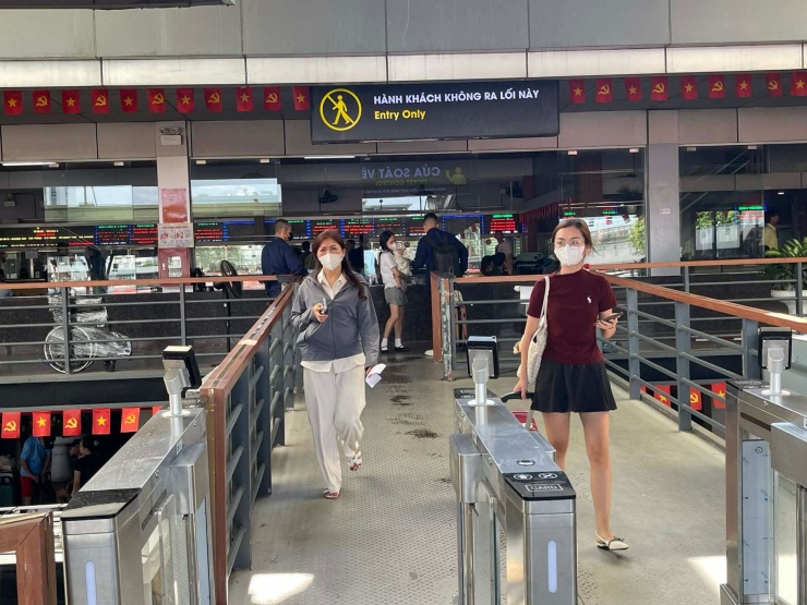 Bến xe Nước Ngầm đang được đánh giá là bến xe hiện đại bậc nhất Thủ đô Hà Nội vào thời điểm hiện tại, bến xe này đã triển khai hệ thống nhận diện sinh trắc học để hành khách đi qua cửa ra xe khách.