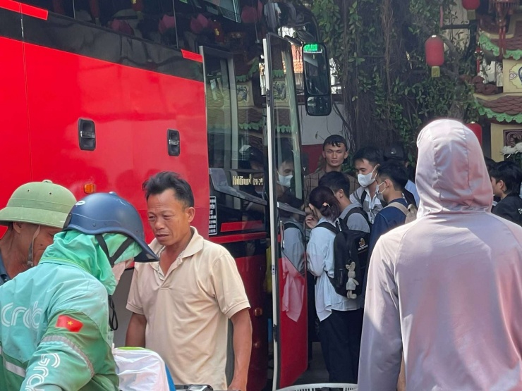 Trao đổi với PV Dân Việt, ông Trịnh Hoài Lam, Phó Giám đốc bến xe Nước Ngầm cho biết, đến thời điểm này, bến xe Nước Ngầm đã sẵn sàng mọi điều kiện để phục vụ bà con đi lại trong dịp lễ. "Chúng tôi chủ động xây dựng các phương án từ sớm, tăng cường 100% nhân lực, các phương tiện tăng cường đỗ tại bến để đảm bảo đủ phương tiện chở người dân về quê nghỉ Tết", ông Lam cho biết.