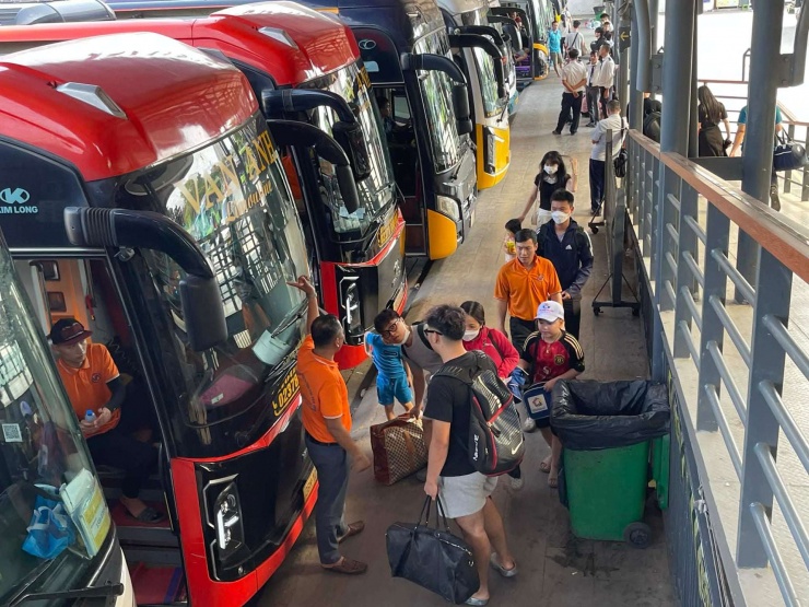 Hành khách mang theo đồ đạc cồng kềnh để đón xe về quê nghỉ Tết Nguyên đán Bính Ngọ.