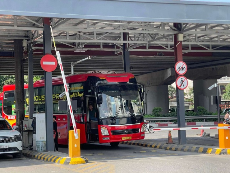 Theo ông Lam, so với các ngày cuối tuần, hôm nay, lượng xe xuất bến tăng khoảng 40 - 50%. Dự kiến, ngày hôm nay, lượng xe xuất bến khoảng 450 - 480 chuyến.