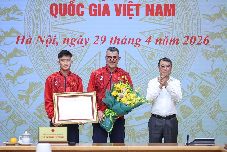 Thủ tướng Lê Minh Hưng gặp mặt, chúc mừng đội tuyển bóng đá nam U17 Việt Nam