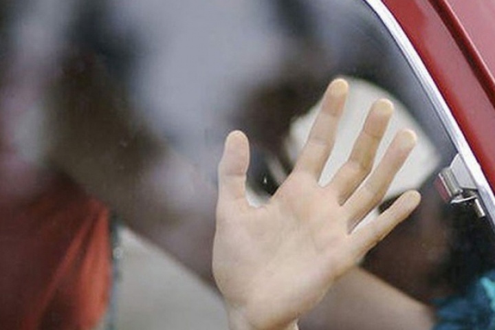 Bắt quả tang chồng ngoại tình trên xe, vợ sốc nặng vì câu nói trơ trẽn sau đó của anh ta