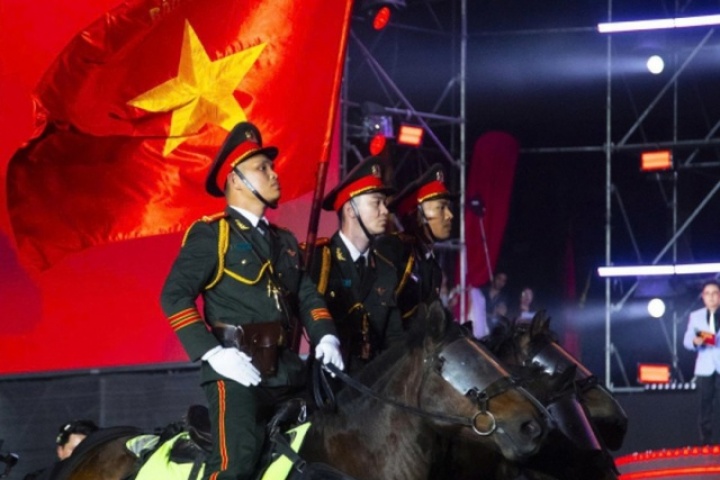 Mãn nhãn màn diễu binh của các lực lượng Công an, Quân đội tại concert Âm vang Tổ quốc