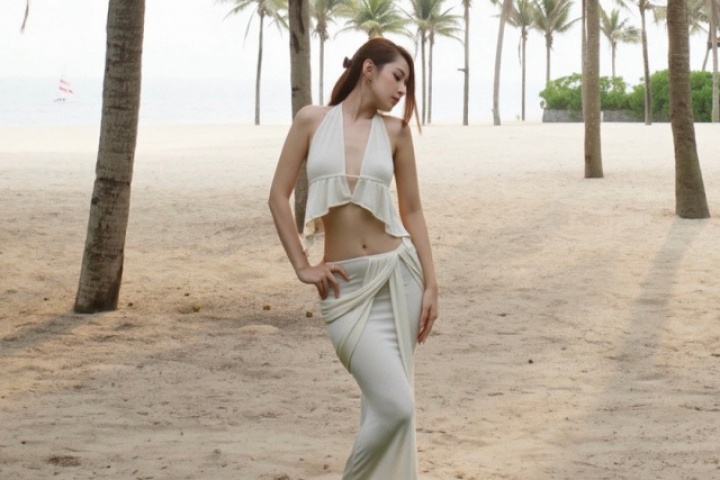 Chi Pu khoe thân hình đồng hồ cát ở Hội An