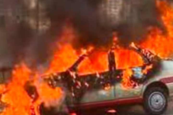 Hà Nội: Ô tô con bốc cháy dữ dội ở đường Vành đai 3 trên cao