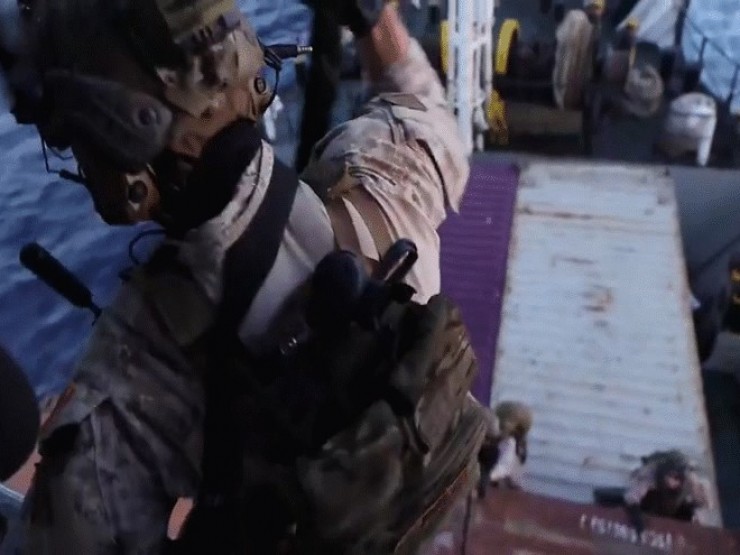 Binh sĩ Mỹ đổ bộ, khám xét tàu hàng gần Iran