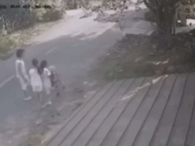 Clip ô tô lao nhanh tông người phụ nữ ở TPHCM