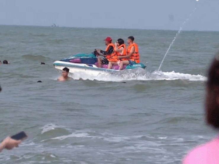 Mô tô nước chạy 'bát nháo' trên biển Sầm Sơn, tiềm ẩn nguy cơ tai nạn