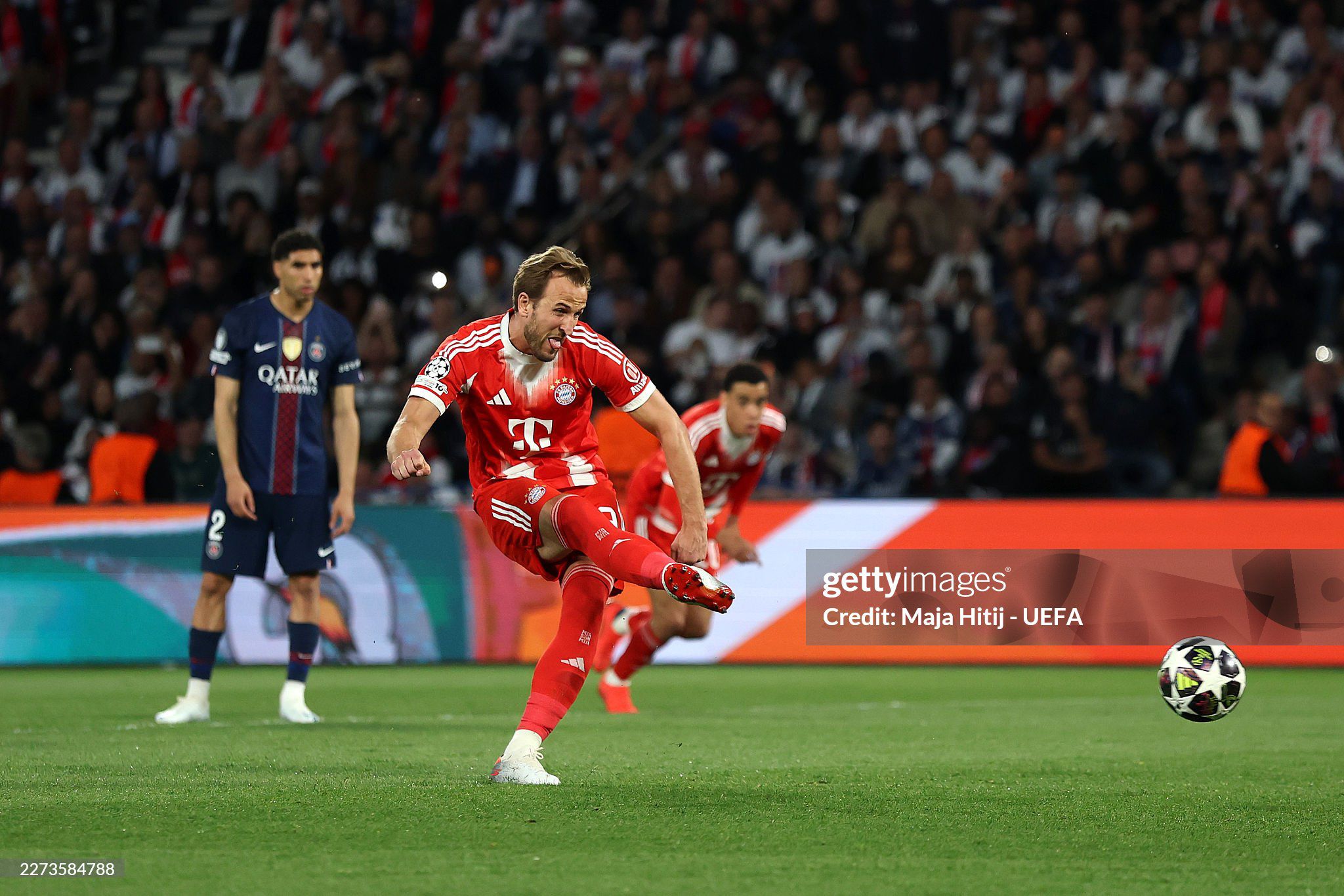 Harry Kane lãnh trọng trách sút 11m và đem về bàn mở tỉ số