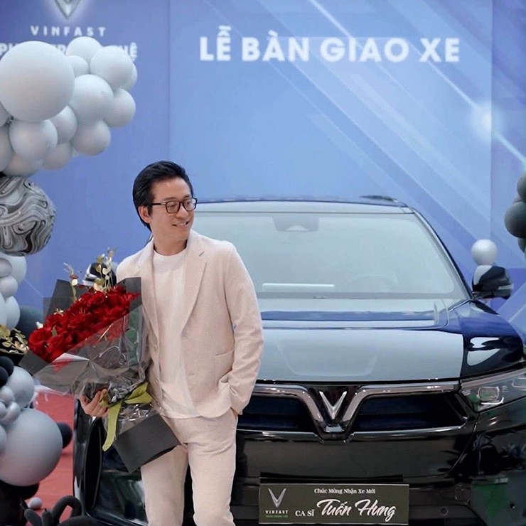 Ca sĩ Tuấn Hưng trong buổi lễ nhận xe VinFast VF 9. Ảnh: Đại lý