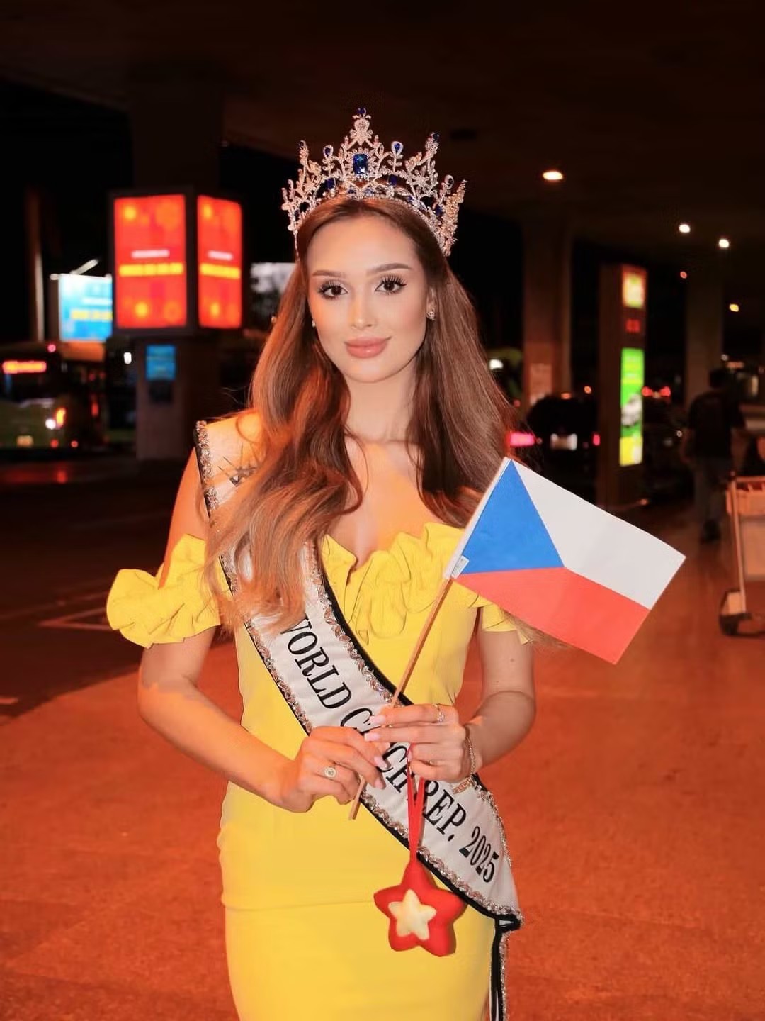 Ngày 27/4, người đẹp Cộng hòa Czech - Linda Górecká đã đáp xuống sân bay Tân Sơn Nhất, TPHCM. Cô sang Việt Nam để chuẩn bị cho cuộc thi Hoa hậu Thế giới 2026. Linda Górecká là người đẹp đến Việt Nam sớm nhất để chuẩn bị cho việc tham gia đấu trường nhan sắc lớn nhất thế giới diễn ra ở TPHCM vào tháng 8. Cô nổi bật ở sân bay khi mặc bộ váy màu vàng, đội vương miện.