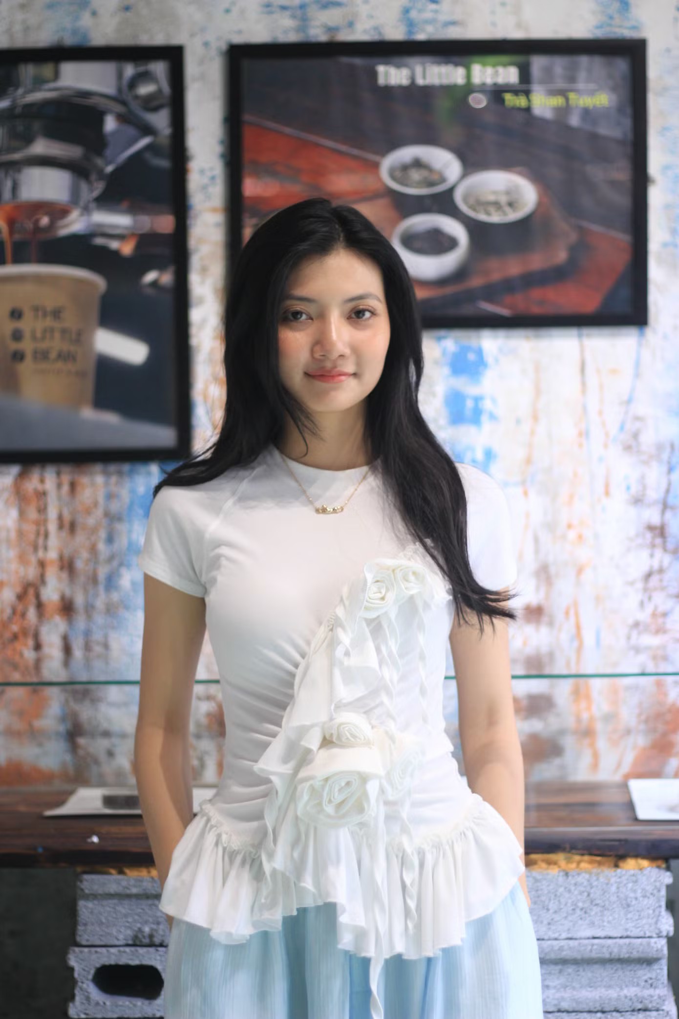 Khi nhận lời tham gia dự án, Nhật Ý cho biết cô bị thuyết phục bởi kịch bản kết hợp yếu tố linh dị và góc khuất con người. Nữ diễn viên nói đây không chỉ là phim kinh dị đơn thuần mà còn có yếu tố văn hóa Việt Nam, mang thông điệp riêng. “Khi trao đổi về nhân vật Sa, tôi thấy rất hứng thú vì đây là dạng vai mình muốn thử”, cô chia sẻ.