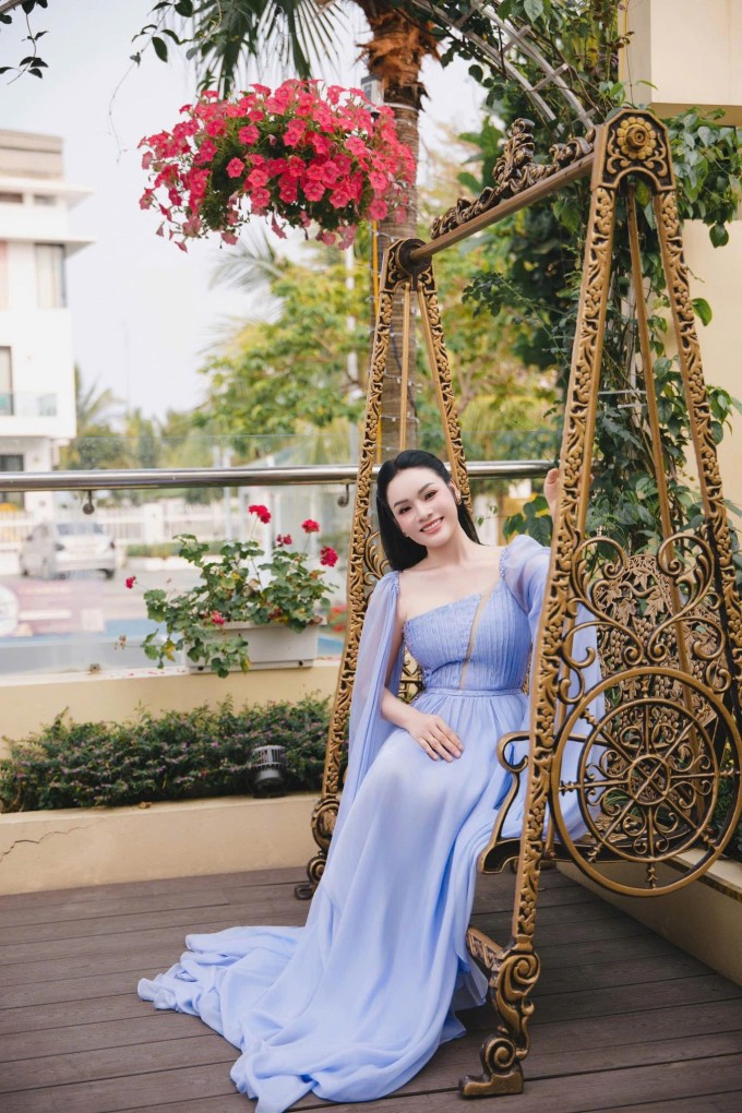Ca sĩ Tân Nhàn cho biết cơ ngơi của cô gần cảng quốc tế Tuần Châu (Quảng Ninh), vừa hoàn thành việc cải tạo hồi đầu năm nay. Biệt thự có 10 phòng ngủ, tọa lạc trên khuôn viên 1.000 m2, cách bờ biển khoảng 30 m.